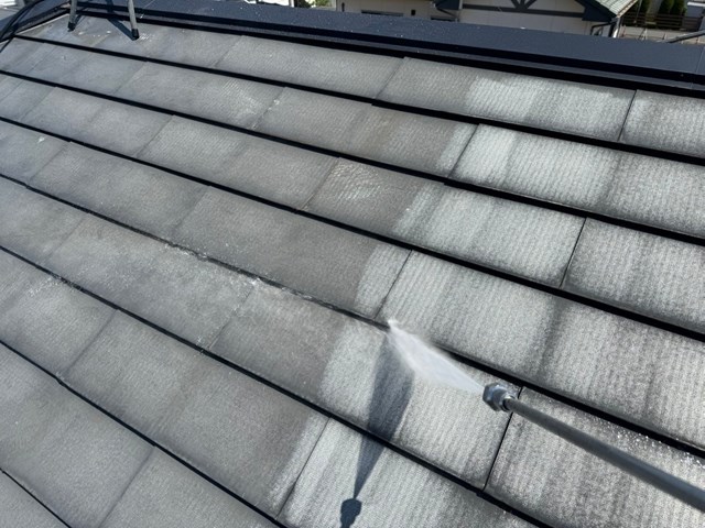 ガルバリウム鋼板屋根塗装　高圧洗浄作業